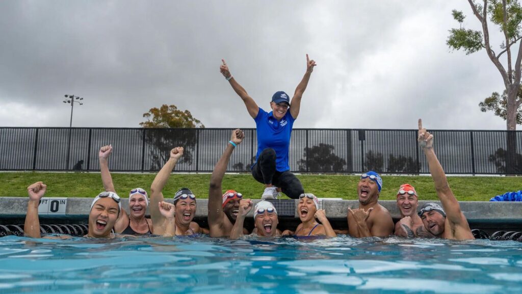 PEOPL IN A SWIMMING CLUD SHOWING 